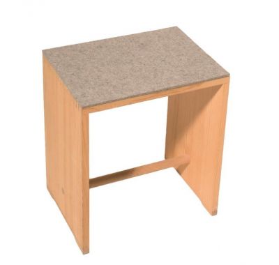 Ulmer Hocker mit hellgrauer Filzauflage. Die Sitzauflage ist 5 mm dick und meliert.