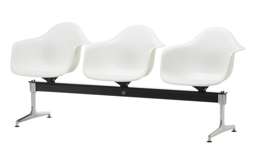 Eames Plastic Armchair RE auf Traverse Vitra