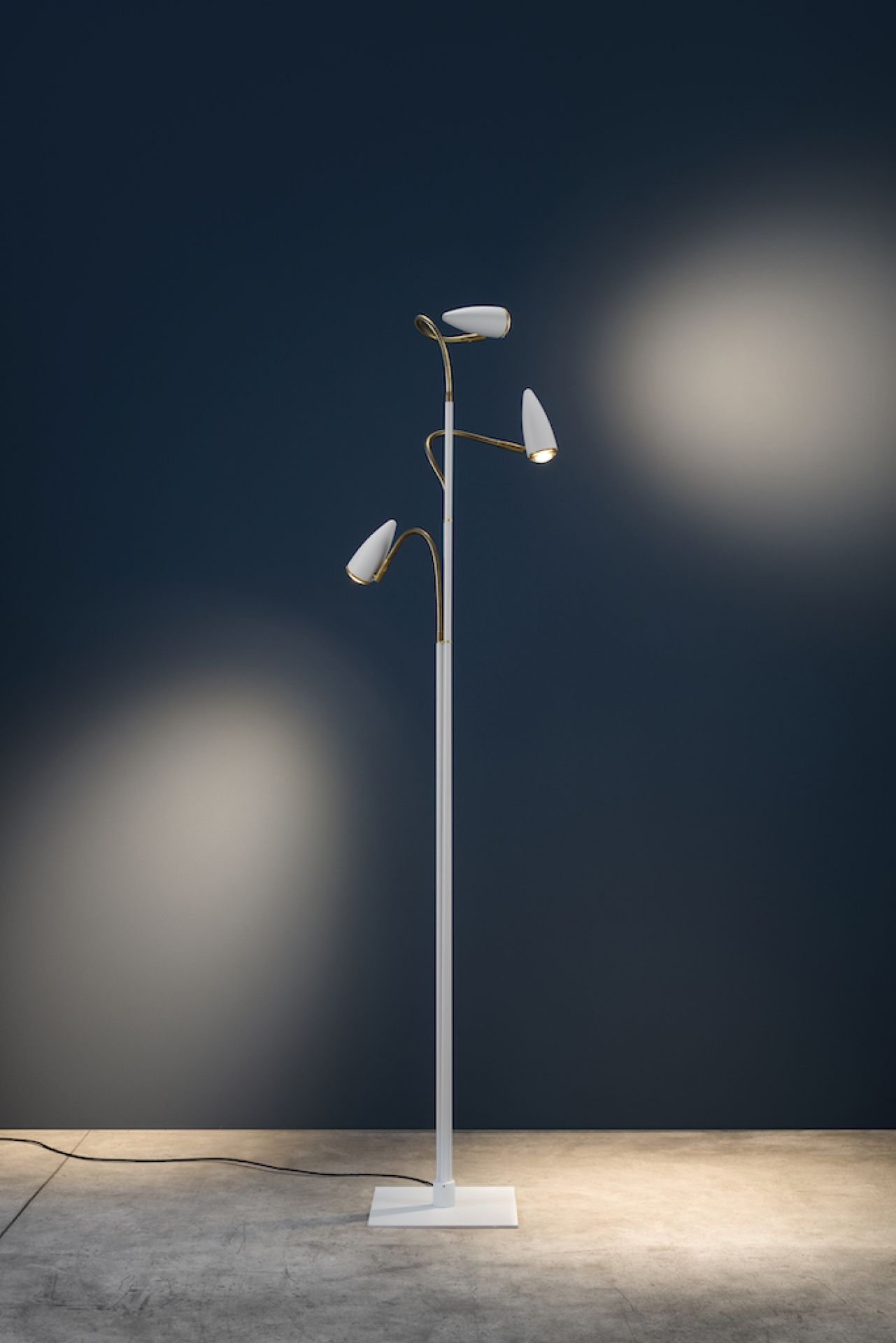 Weiße CicloItalia Flex F3 Stehleuchte von Catellani & Smith mit drei Leuchtenarmen. Moderne Innenbeleuchtung.