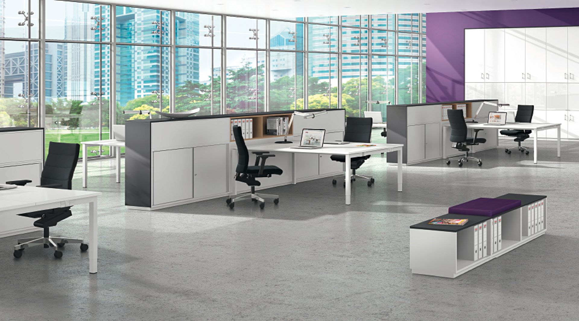 Allvia Garderobenschrank von Assmann: Moderner Büroraum mit weißen Büromöbeln und viel Stauraum.