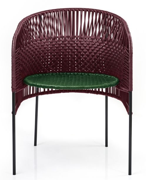 Caribe Chic Stuhl: Outdoor-Stuhl in Schwarzrot mit moosgrüner Sitzfläche und schwarzen Beinen.