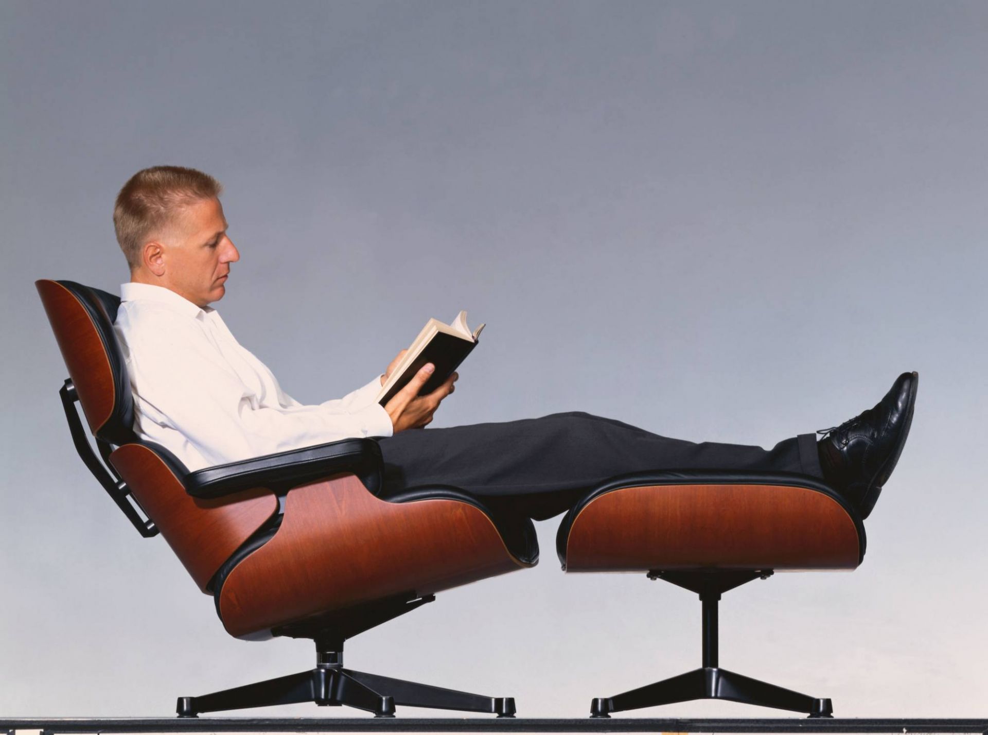 Eames Lounge Chair & Ottoman Armchair Leder Premium Vitra Seiten poliert- schwarz Leder Premium F schwarz Kirschbaum