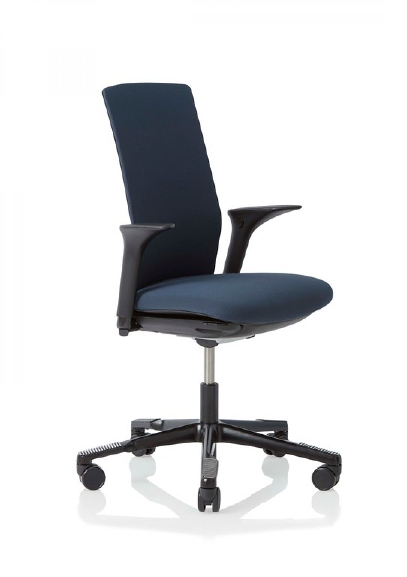 Blauer Futu Arbeitsstuhl von HAG mit hoher Rückenlehne und schwarzen Armlehnen. Ergonomischer Bürostuhl für gesundes Sitzen.