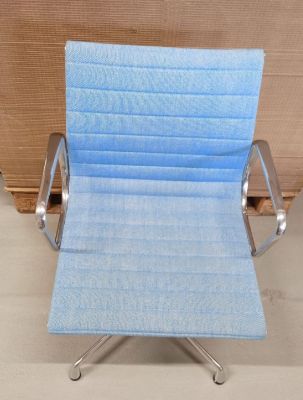 Aluminium Chair EA 103 / EA103 Stuhl BLAU/ELFENBEIN Vitra AUSSTELLUNGSSTÜCK / GEBRAUCHTMÖBEL