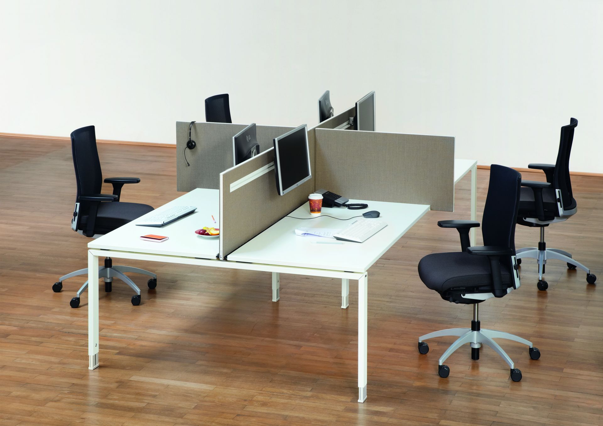 DOIT4 Schreibtisch von König+Neurath: Büroarbeitsplätze mit höhenverstellbaren Schreibtischen, Monitoren und Bürostühlen in einem modernen Büro.