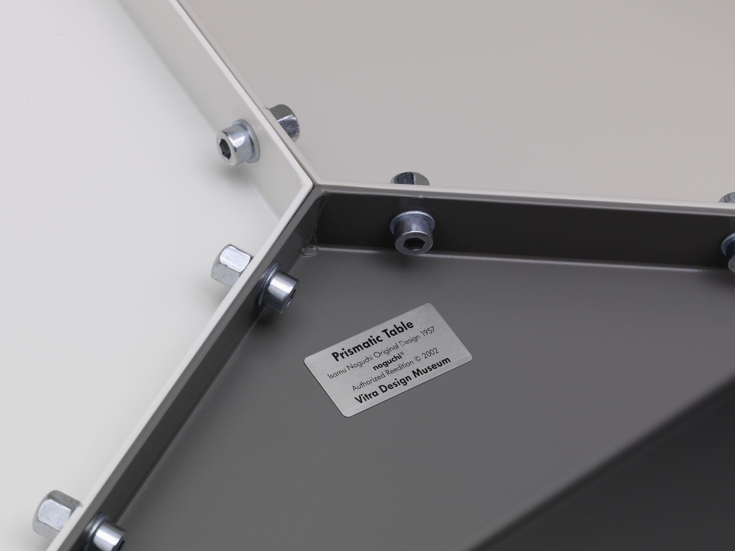 Prismatic Table Beistelltisch geometrisch Vitra