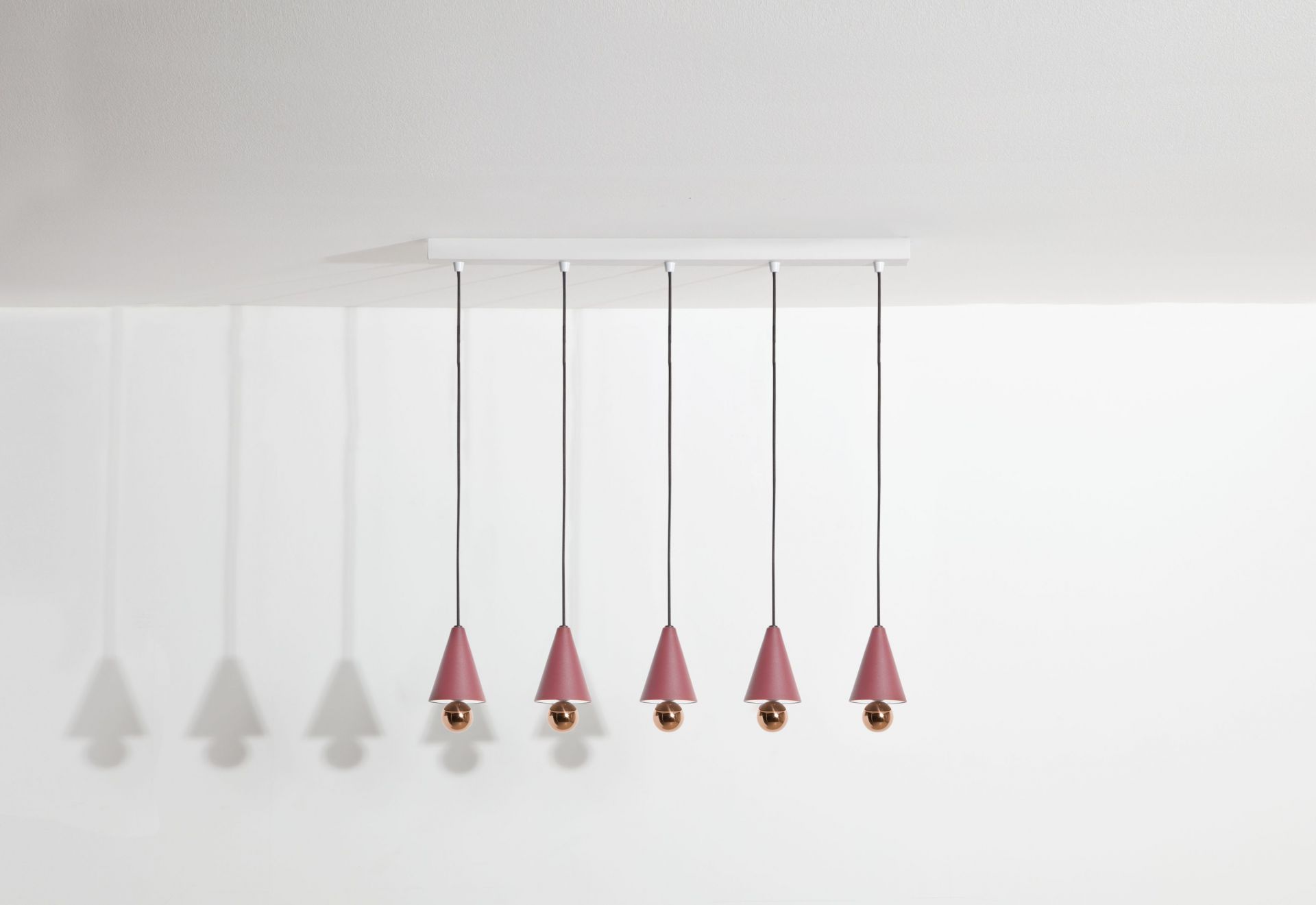 Cherry Pendant Light: Lineare 5-er Pendelleuchte in Braunrot mit goldenen Kugeln.