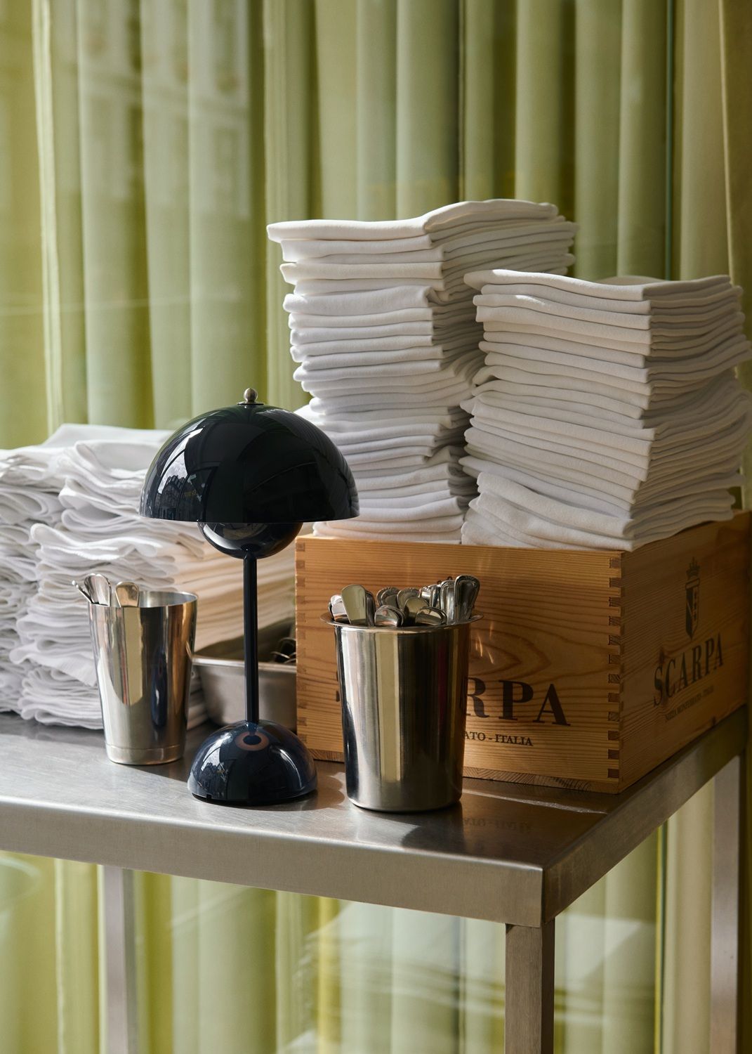 Flowerpot VP9 Portable Akkuleuchte / Tischleuchte mit USB AndTradition