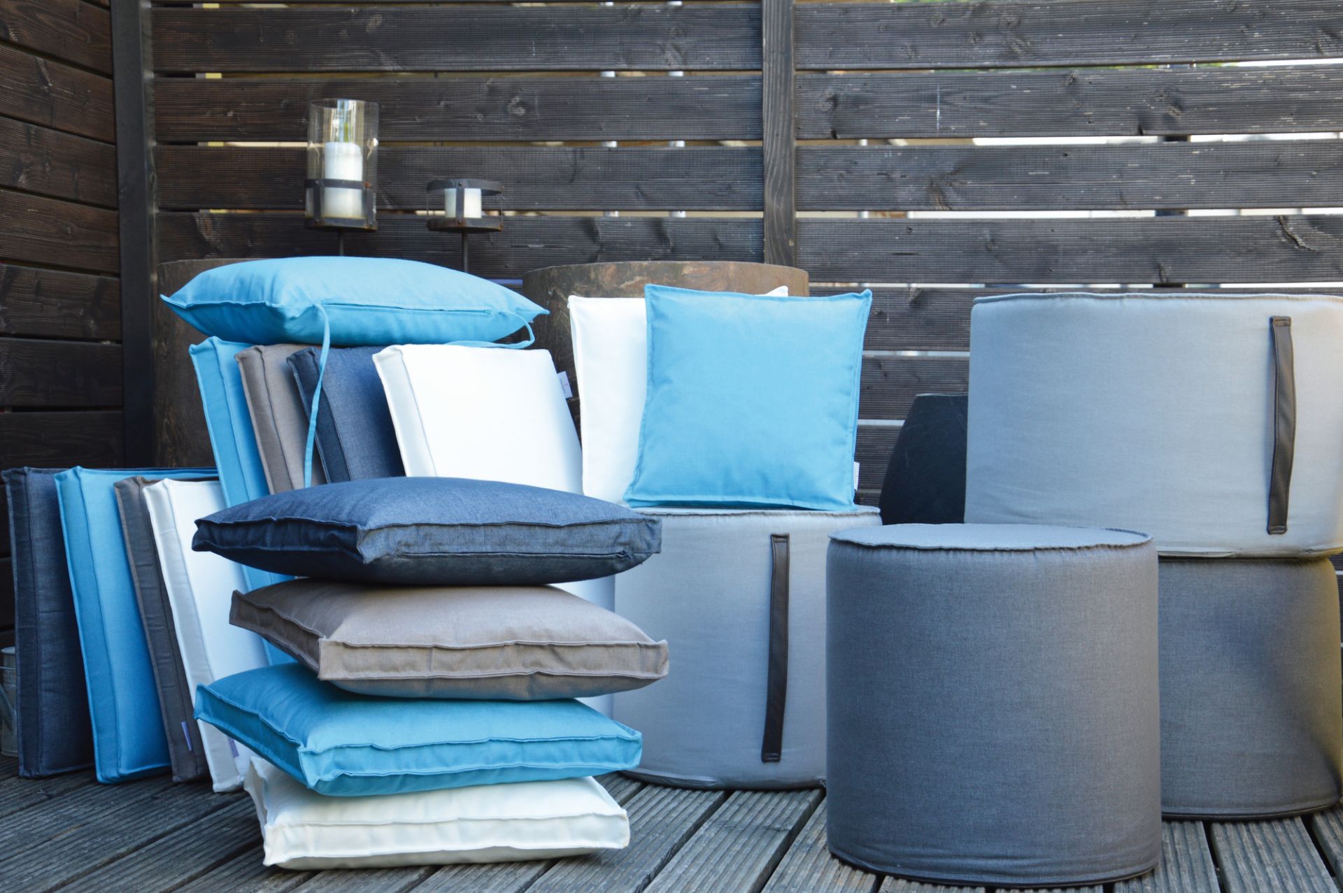 Batten Auflage für Loungesessel von Jan Kurtz in Weiß, Blau und Grau. Gartenmöbel Kissen.