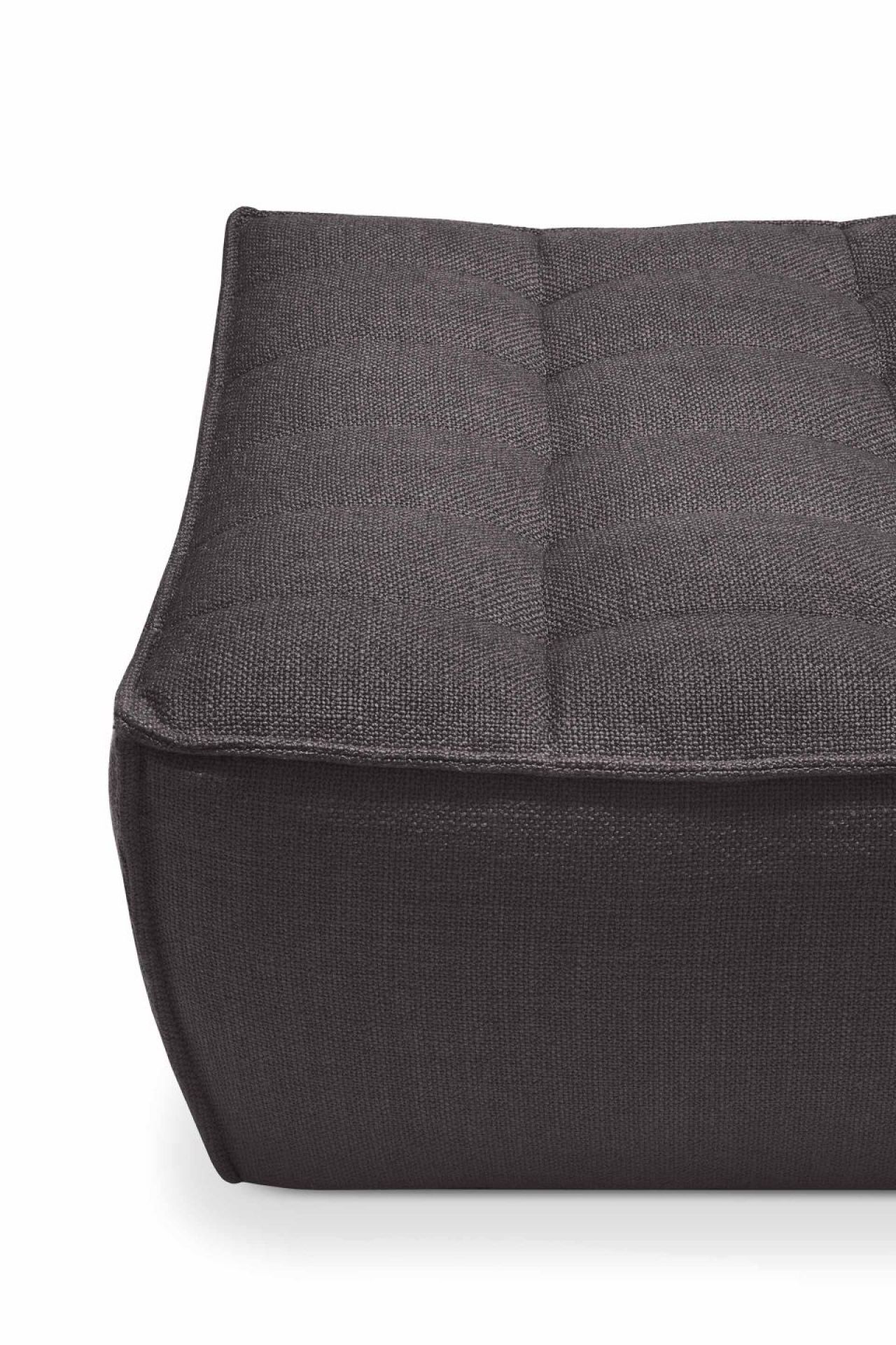 Detailaufnahme des N701 Sofa Polsterhockers von Ethnicraft in Dunkelgrau, modernes Wohnzimmer Design.