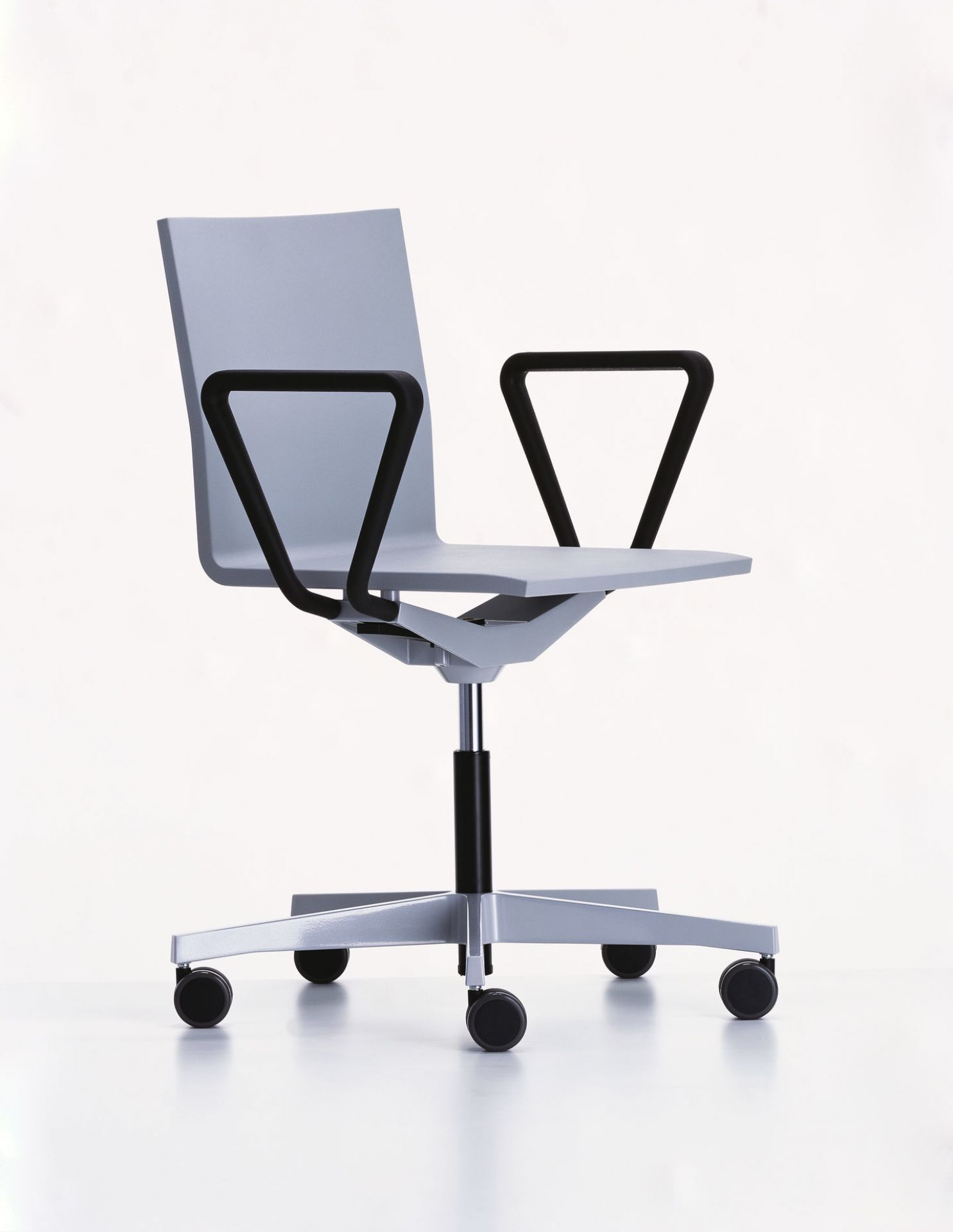 .04 Bürodrehstuhl mit Armlehne Vitra
