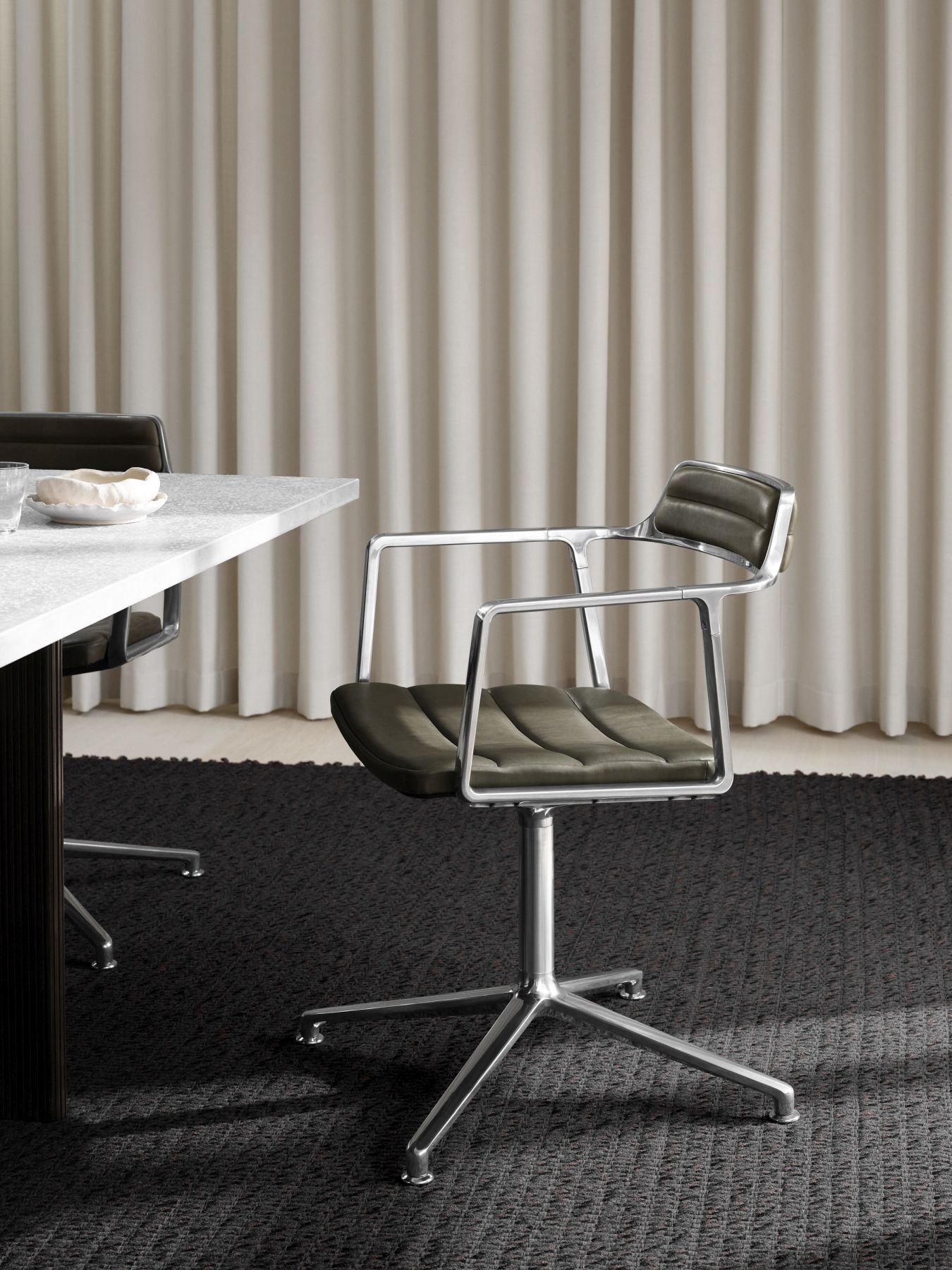 VIPP452 Swivel Stuhl mit Gleitern grünes Leder Vipp