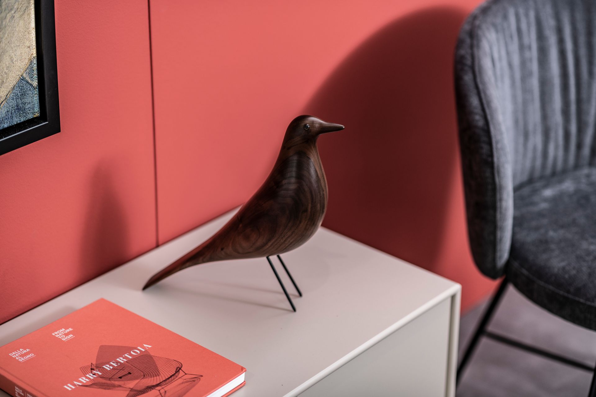 Eames House Bird Skulptur Nussbaum Vitra