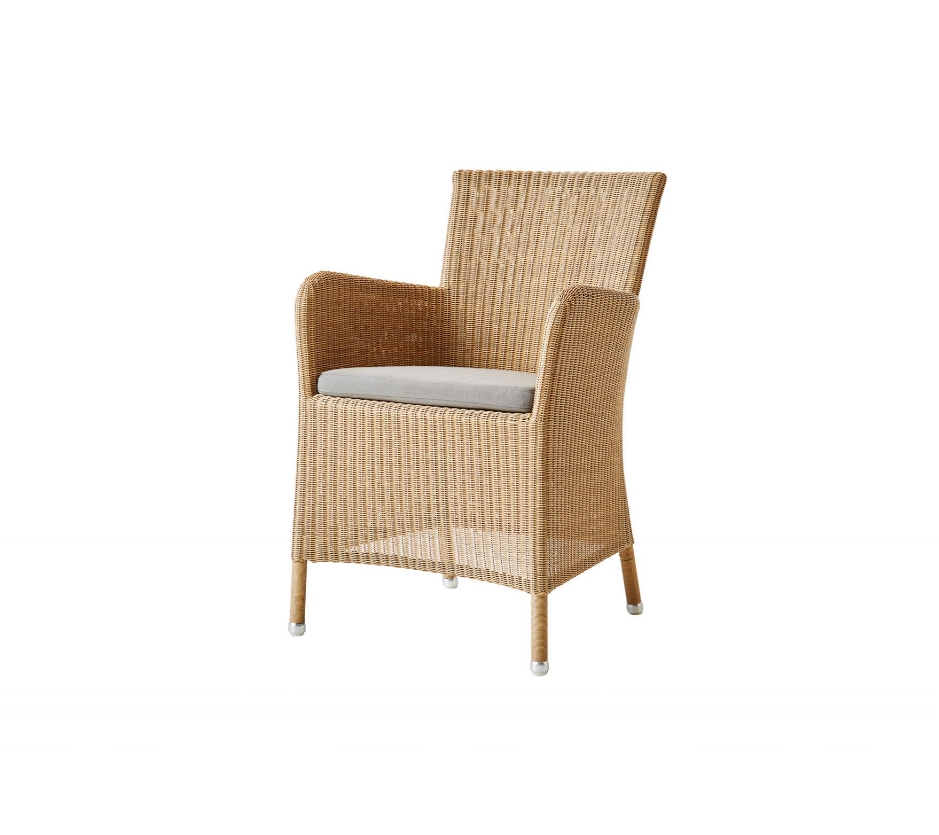 Heller Rattansessel mit Armlehnen und taupefarbenem Sitzkissen, Cane-Line Stil. Gartenmöbel für Terrasse.