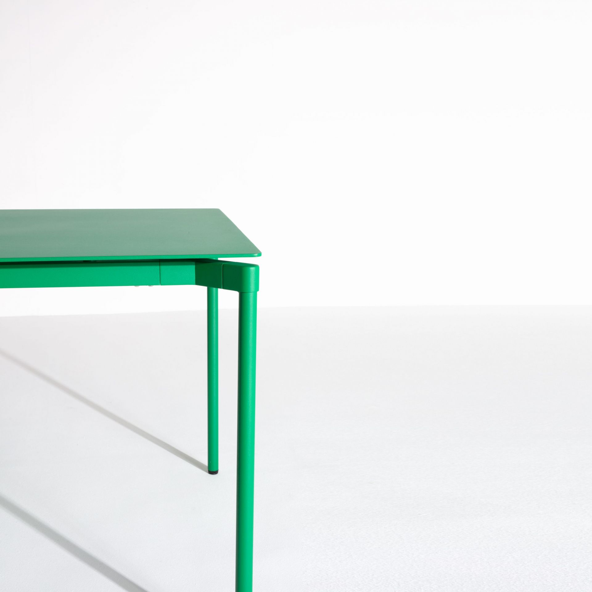 Detailaufnahme des mintgrünen Fromme Esstischs von Petite Friture. Rechteckiger Tisch mit minimalistischem Design.