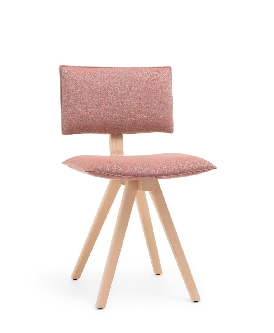 Trave Stuhl von Magis mit hellrosa Polsterung und hellem Holzgestell vor weißem Hintergrund.