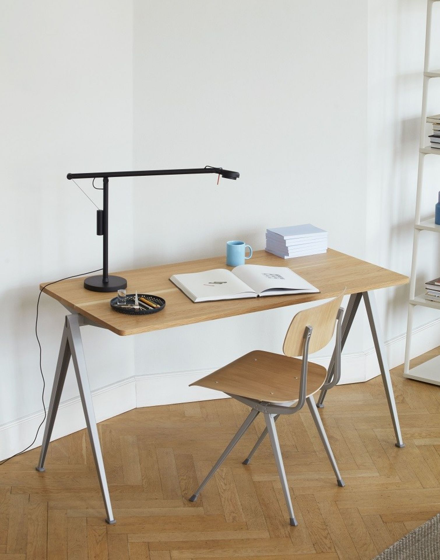 Pyramid Table 01 Tisch / Sekretär Hay
