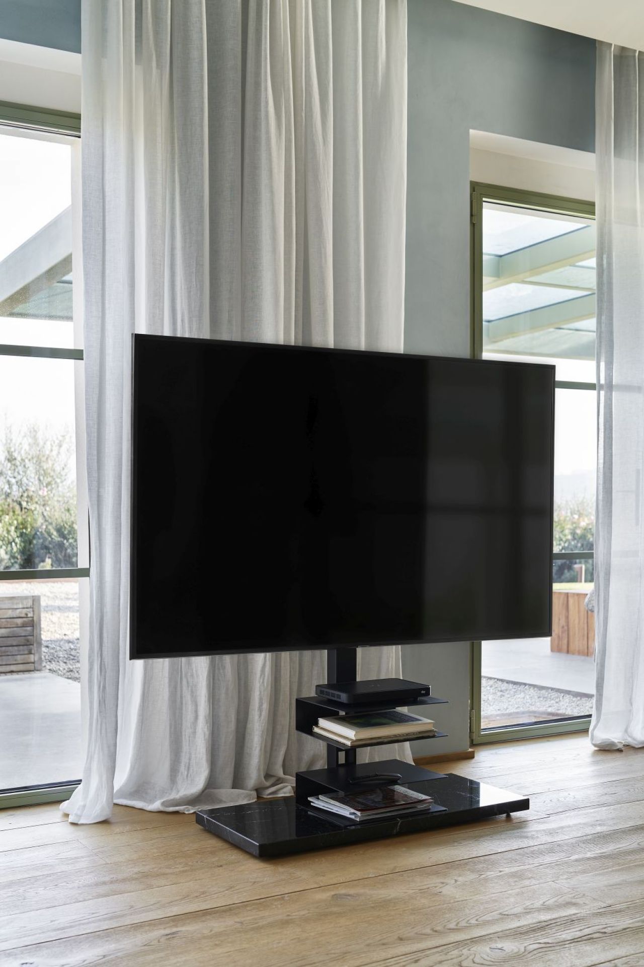 Ptolomeo TV-Ständer mit schwarzem Marquina Marmor-Fuß und Ablagen für TV-Zubehör.