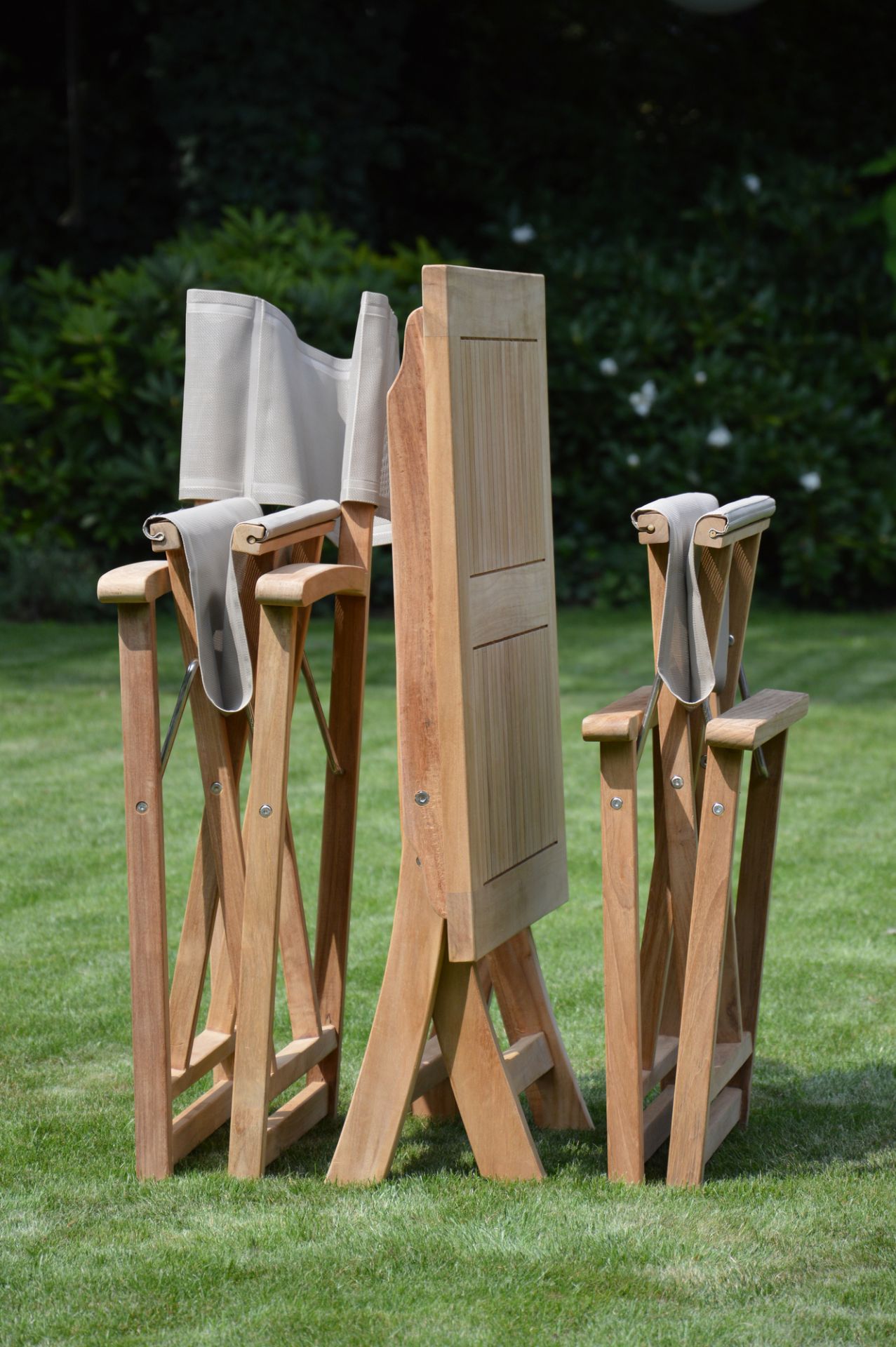Zusammengeklappter Urban Regiestuhl von Jan Kurtz mit taupefarbenem Bezug, Gartenmöbel aus Holz für den Außenbereich.