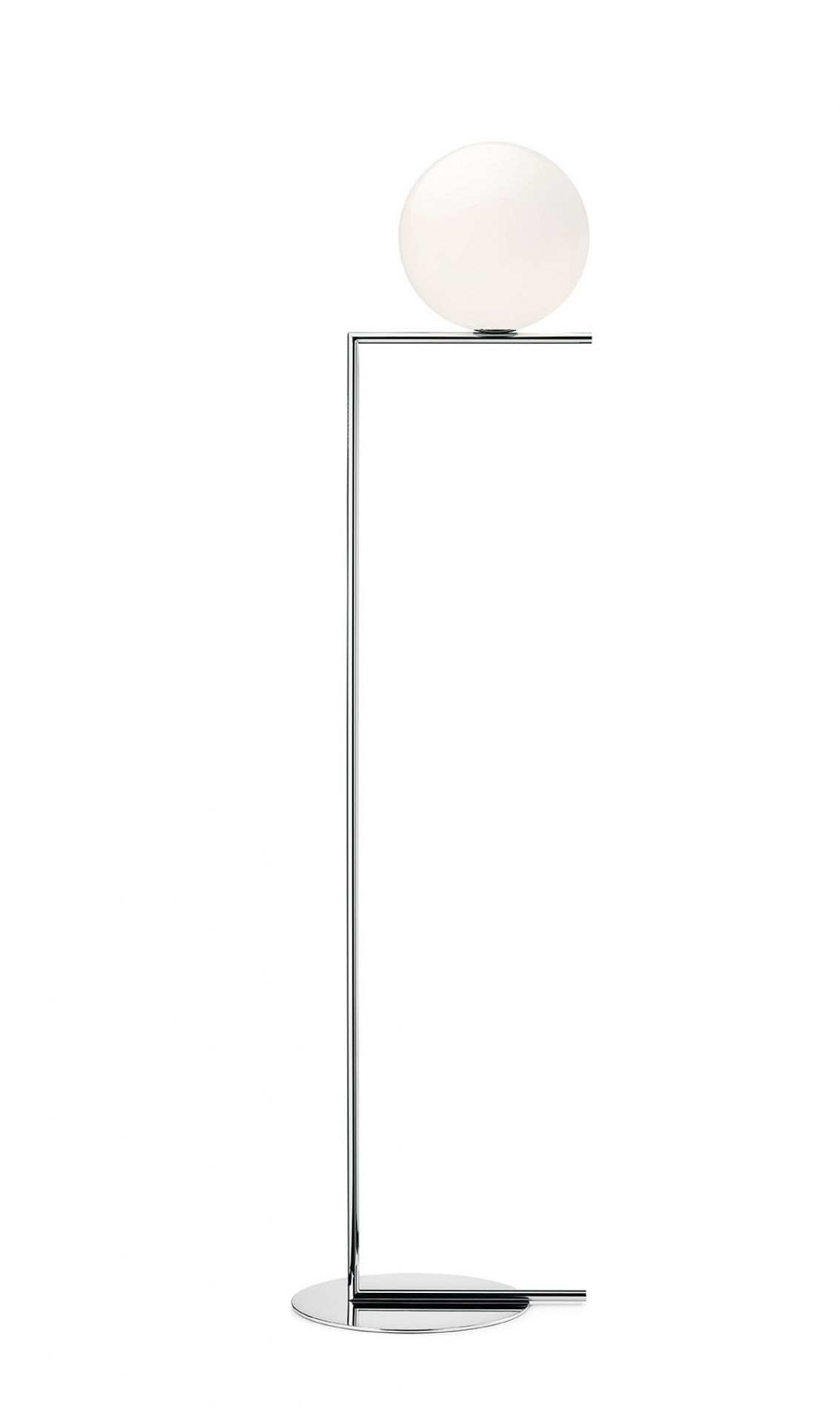 IC Lights Stehleuchte von Flos in Chrom mit weißem, kugelförmigem Diffusor.