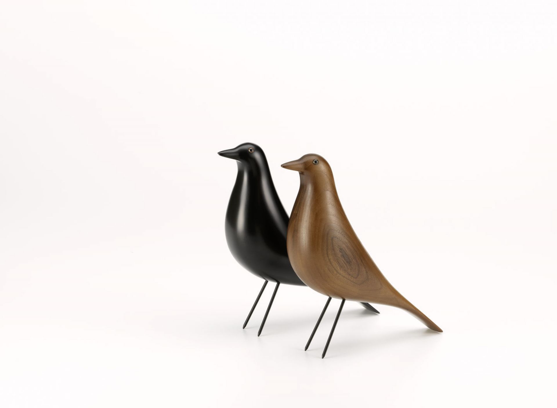 Eames House Bird Skulptur Nussbaum Vitra