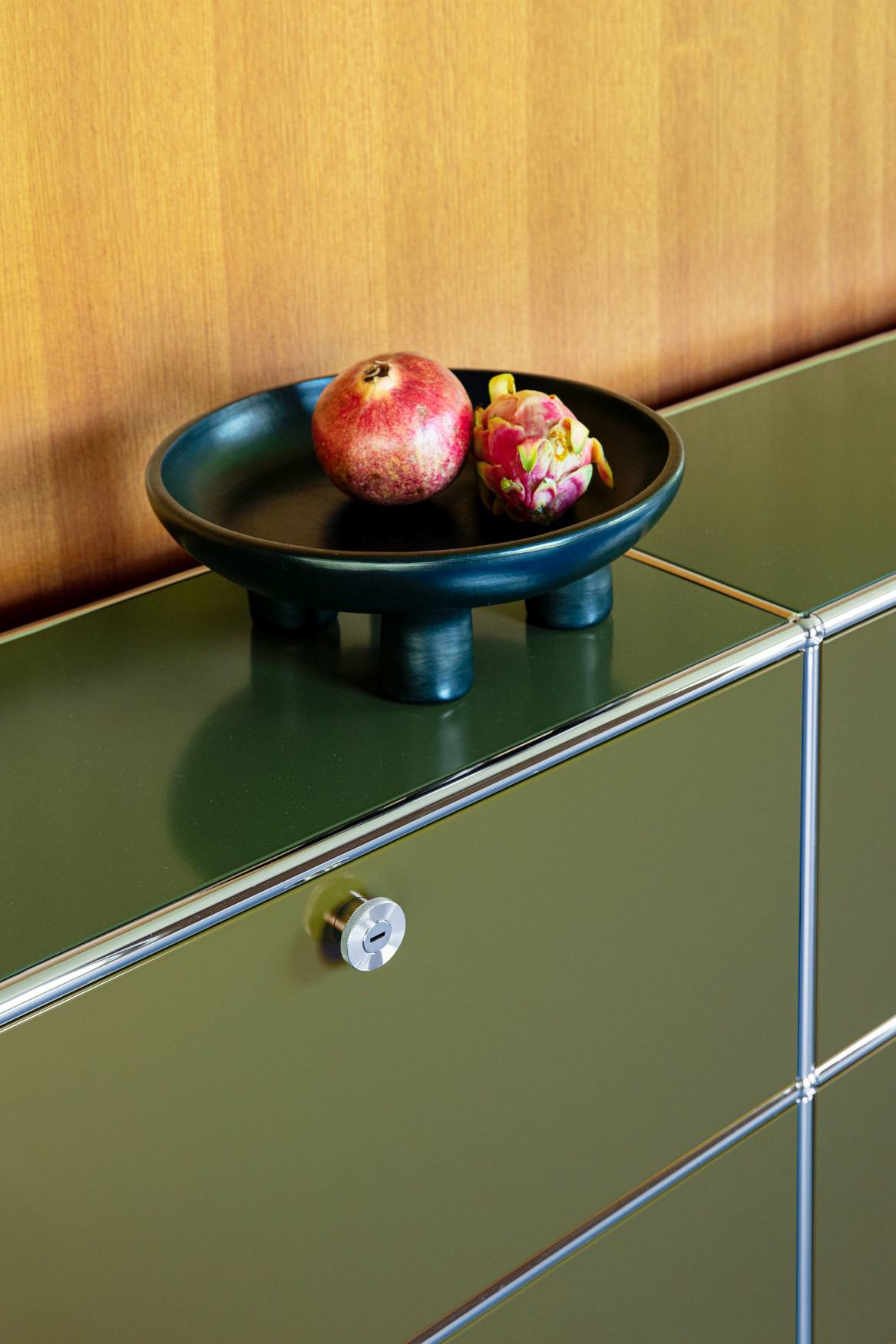 USM Haller Sideboard mit vier Klapptüren Olivgrün NEU STANDARDFARBE
