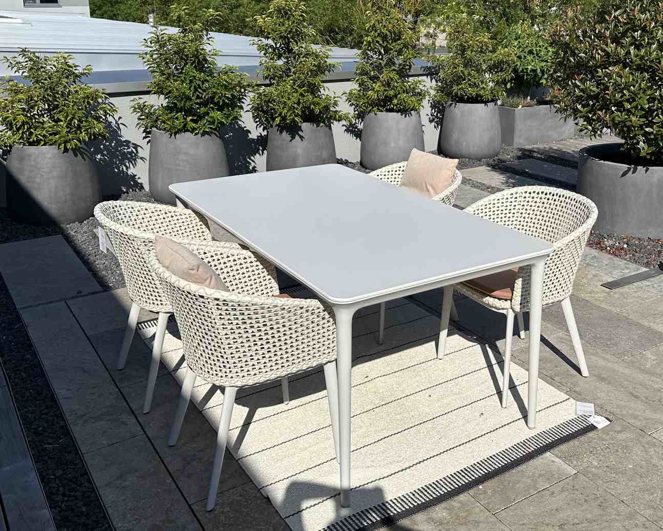 Bellmonde Tisch und Mbrace Armlehnstuhl Kombination Outdoor Dedon AUSSTELLUNGSSTÜCK