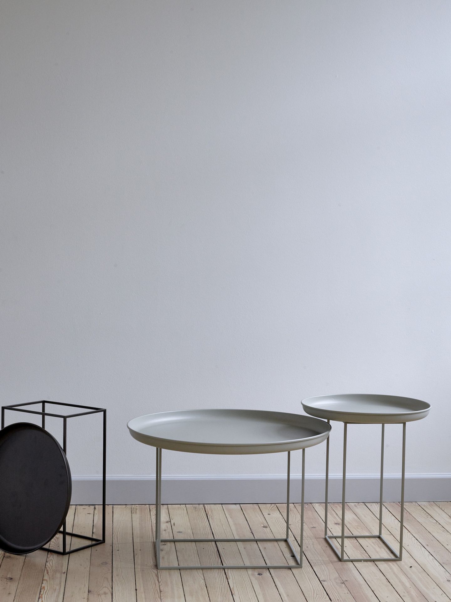 Duke Coffee Table Large Couchtisch Norr11 stone, runde Tische in Grau auf hellem Holzboden.
