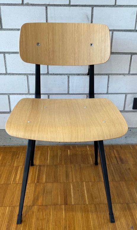 Result Chair Stuhl EICHE LACKIERT / STAHL SCHWARZ PULVERBESCHICHTET Hay AUSSTELLUNGSSTÜCK