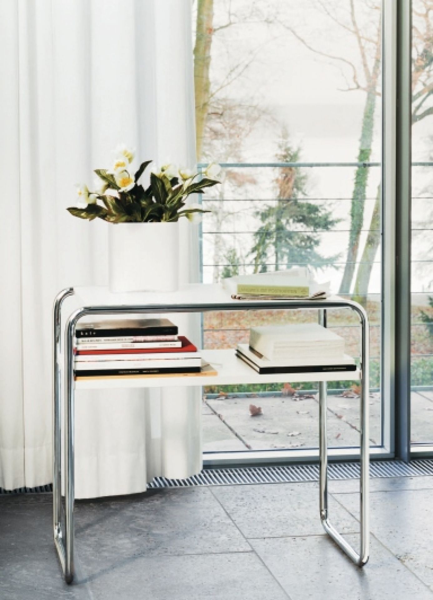 B 9 d/1 Beistelltisch mit Fachboden Thonet