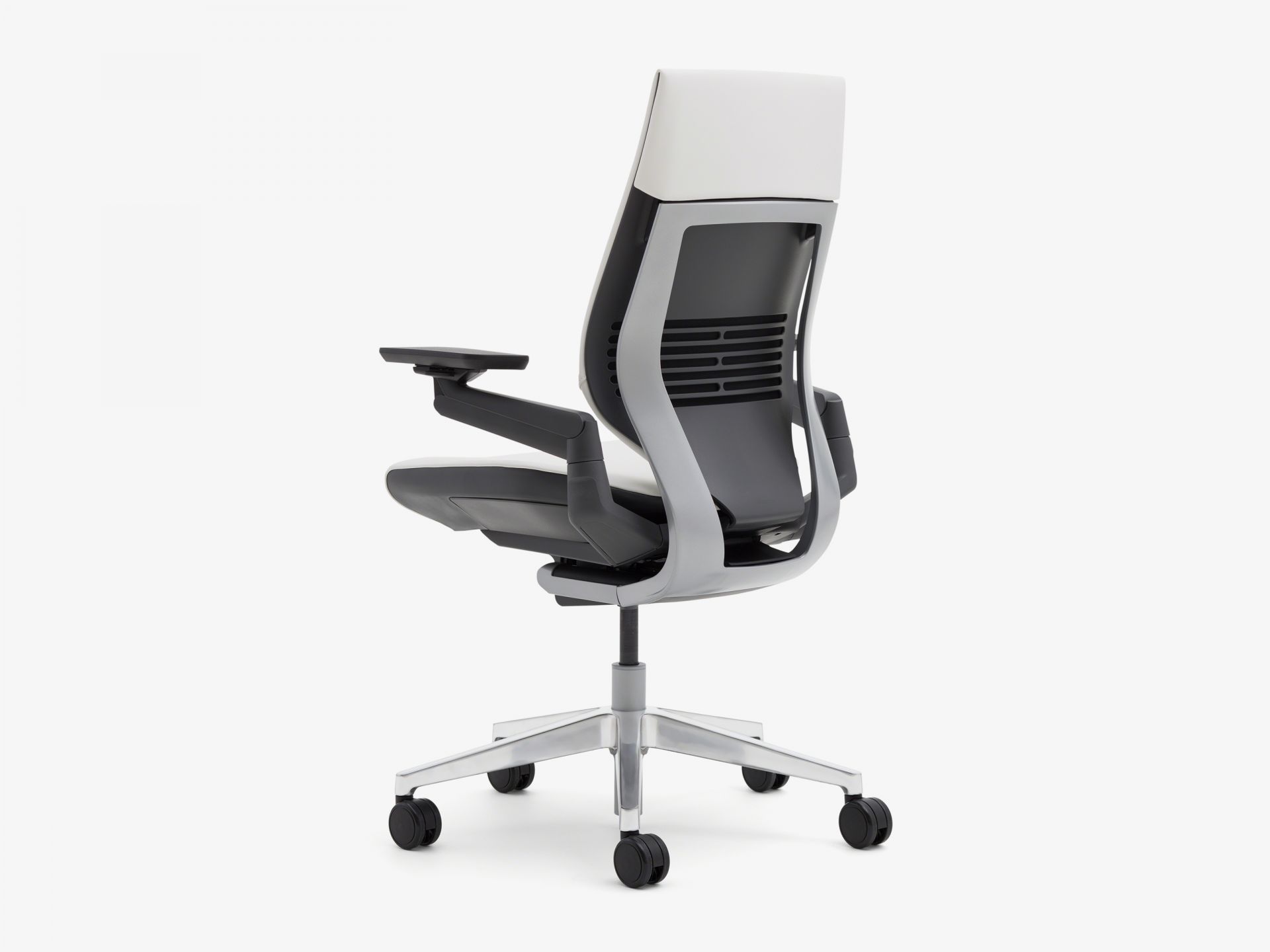 Rückansicht des Steelcase Gesture Bürostuhls mit Stoffbezug in Weiß und Grau. Ergonomischer Drehstuhl.