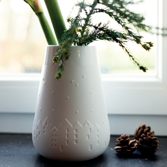Weiße Poesie Vase "Winterstadt" von Räder mit Winterdeko und Tannenzapfen, dekorative Blumenvase für Weihnachten.