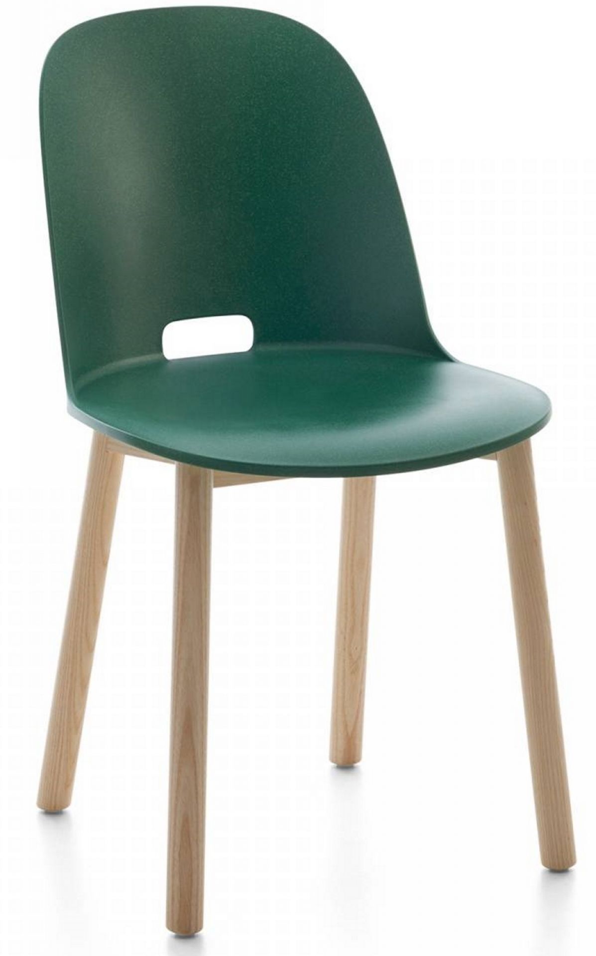 Alfi Chair Stuhl in Emeco-grün mit hoher Rückenlehne und hellen Holzbeinen. Moderner Esszimmerstuhl.