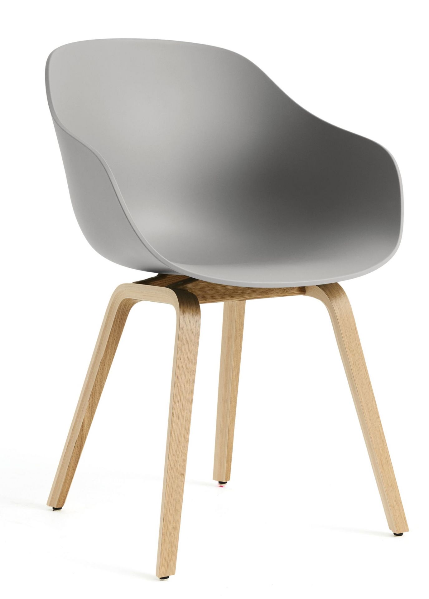 About A Chair AAC 222 Stuhl in Betongrau mit Eichenholzbeinen. Moderner Designstuhl.