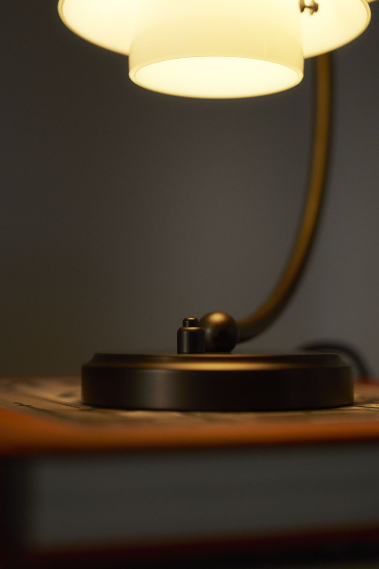 PH 2/2 Luna Aged Brass Opal Tischleuchte Louis Poulsen