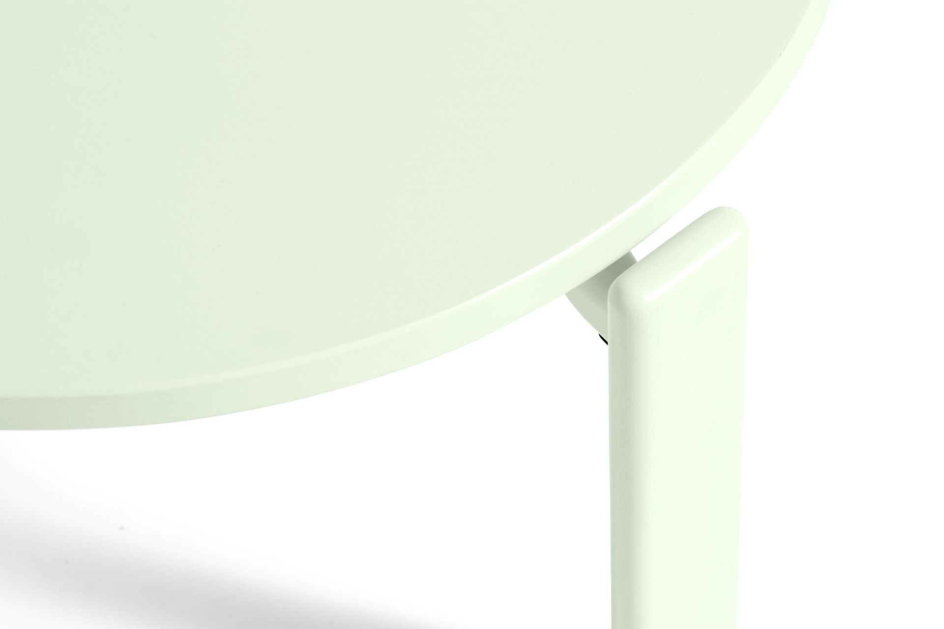 Detailaufnahme: Runder Rey Coffee Table Couchtisch in Softmint mit wasserbasiertem Lack. Modernes Design.