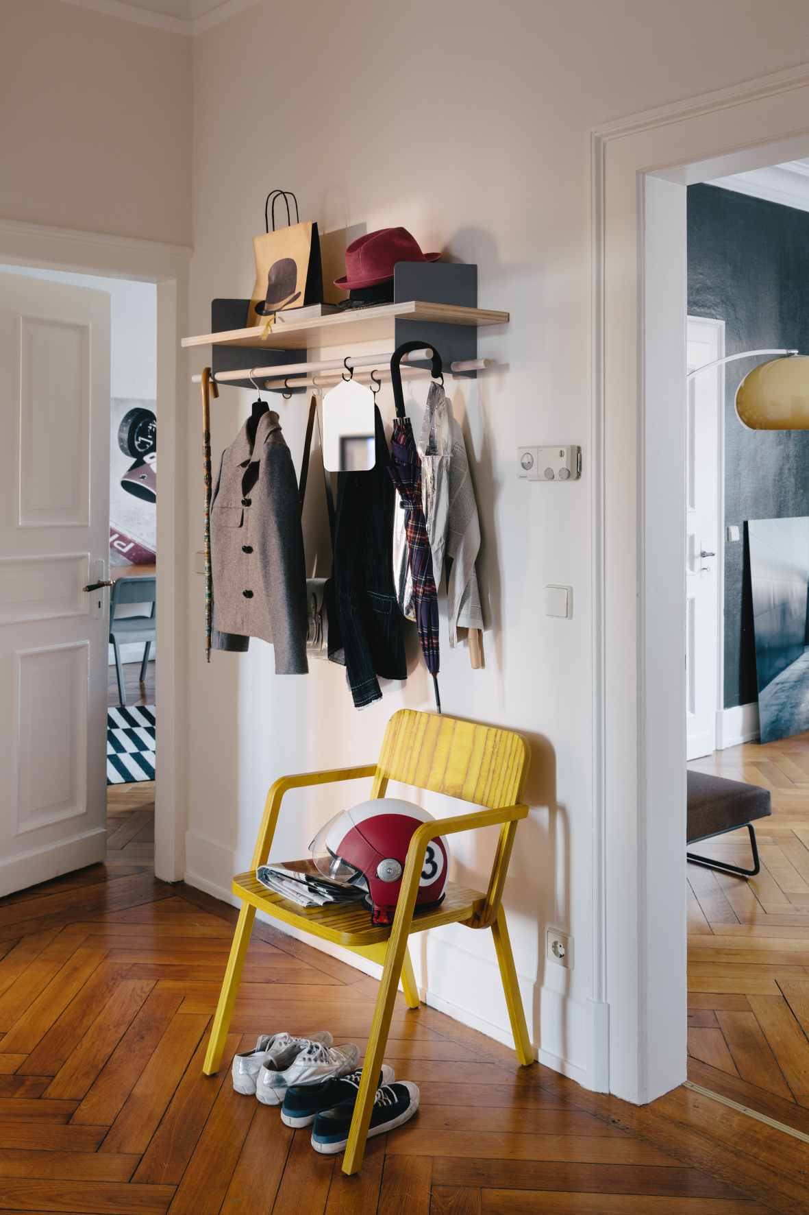 Atelier Wandregal / Garderobe mit Stange und 4 Haken Richard Lampert