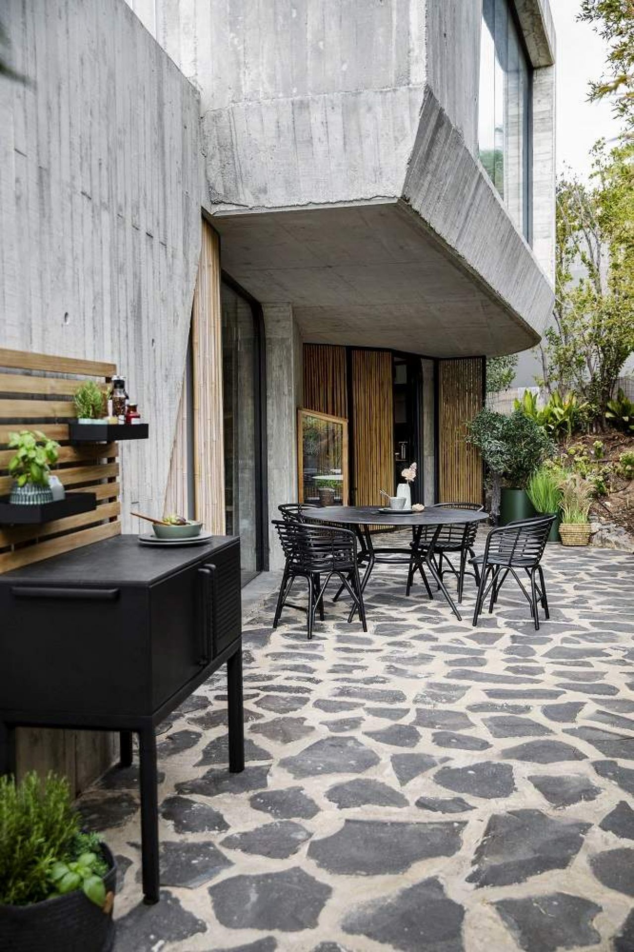 Joy Outdoor Esstisch rund Gestell hellgrau / Tischplatte Kompaktlaminat Cane-Line