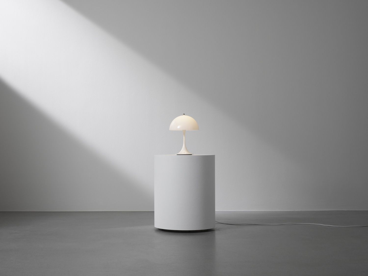 Panthella 250 Portable Akku LED-Tischleuchte Indoor/Outdoor Opal Louis Poulsen 