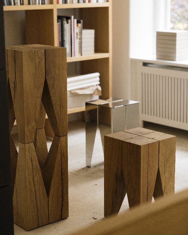 Backenzahn Hocker/Tischchen aus Stahl e15