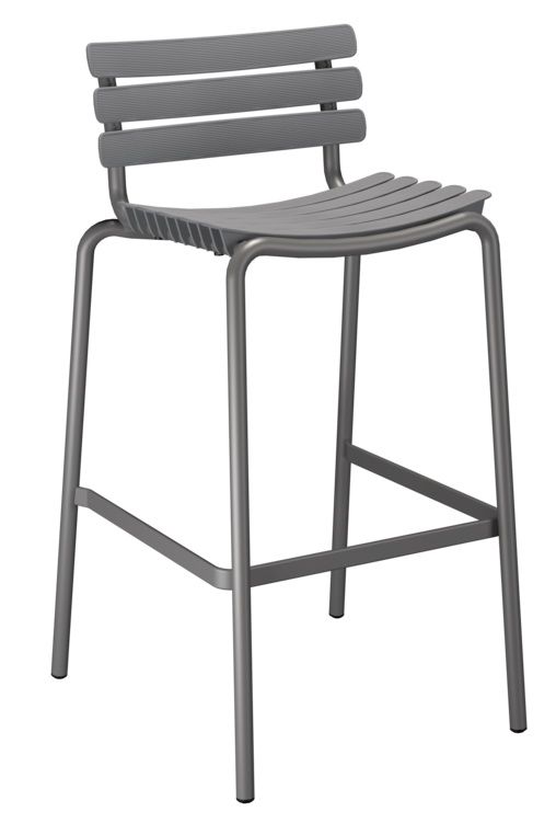 Grauer ReClips Bar Stool Barhocker von Houe für den Außenbereich mit Rückenlehne.