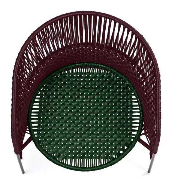 Draufsicht: Geflochtener Caribe Chic Loungesessel in Schwarzrot und Moosgrün für den Outdoor-Bereich.