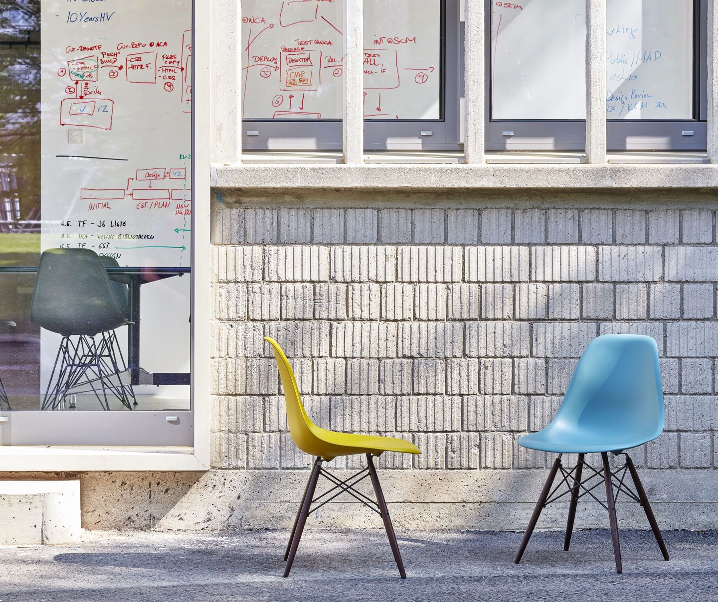 Eames Fiberglass Chair DSW Stuhl mit Sitzpolster Vitra