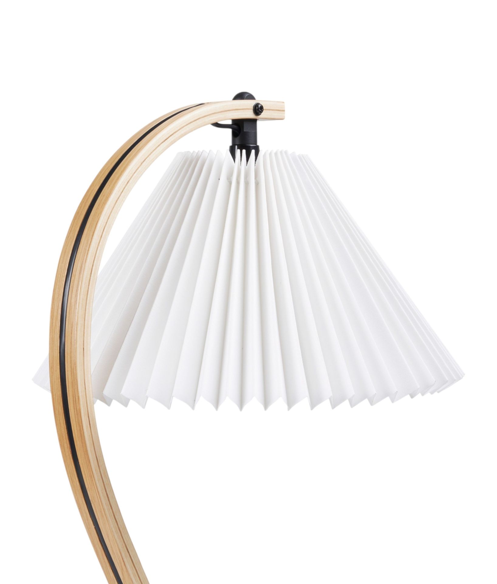 Gubi Timberline Tischleuchte mit plissiertem, weißem Lampenschirm und gebogenem Holzfuß für stilvolle Innenbeleuchtung.