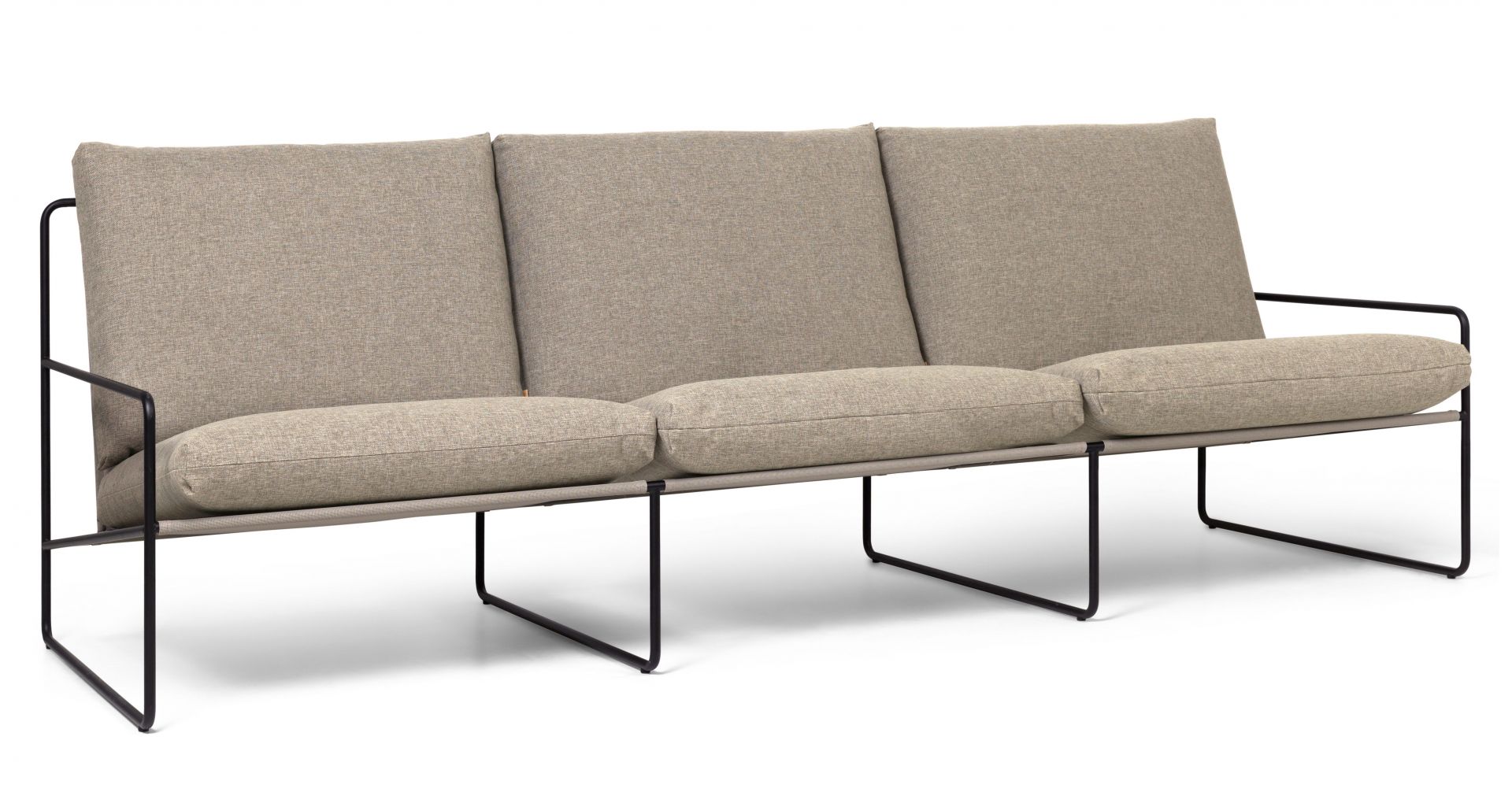 Desert 3-Sitzer Outdoor Sofa von Ferm Living mit Dolce Cashmere Bezug und schwarzem Gestell.