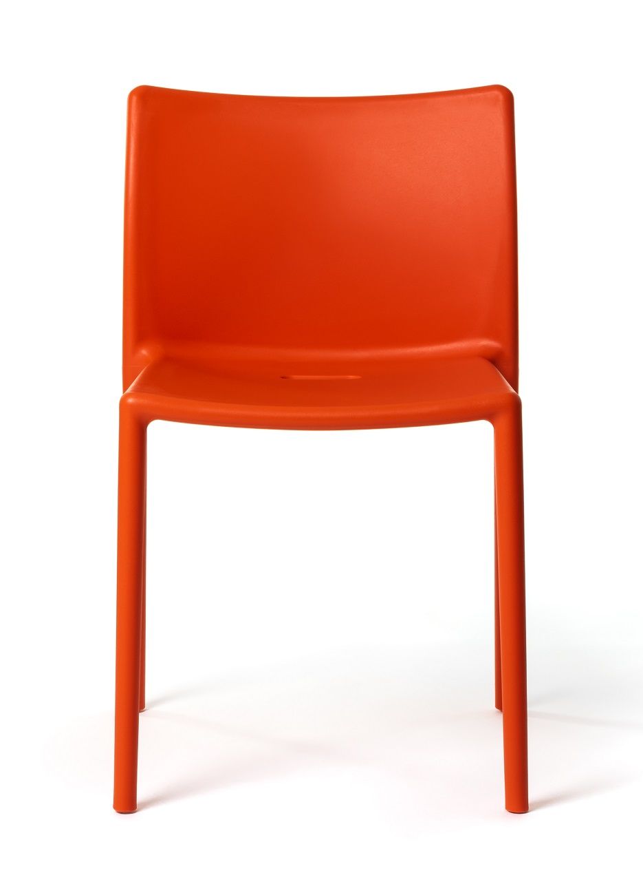 Oranger Magis Stuhl für Innen und Außen. Moderner Designstuhl aus Kunststoff.