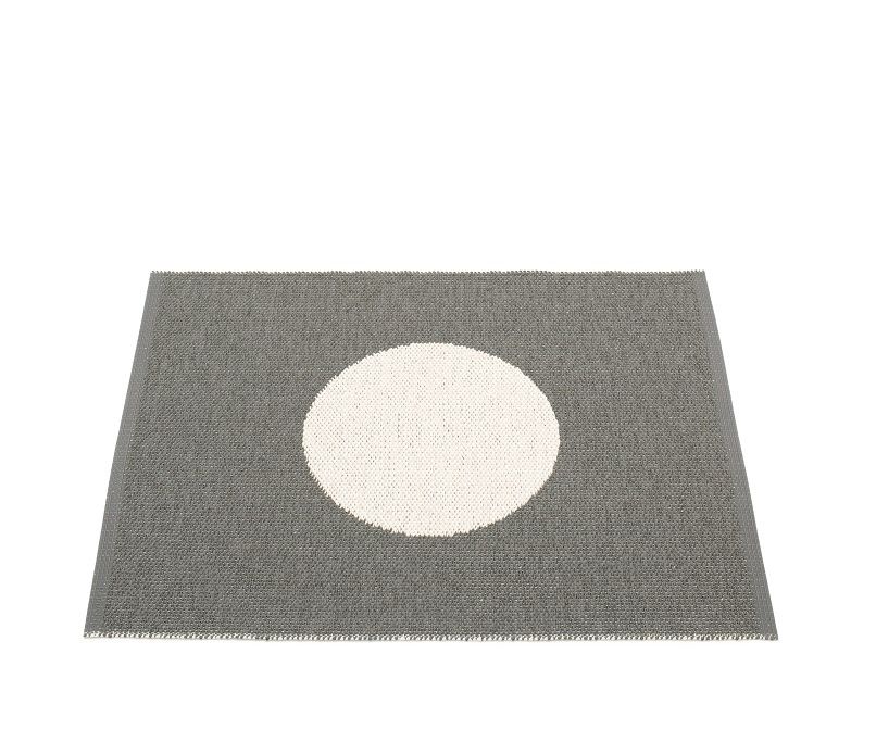 Vera Small One Pappelina Kunststoffteppich in Anthrazit mit weißem Kreis, 70x90 cm, für drinnen und draußen.