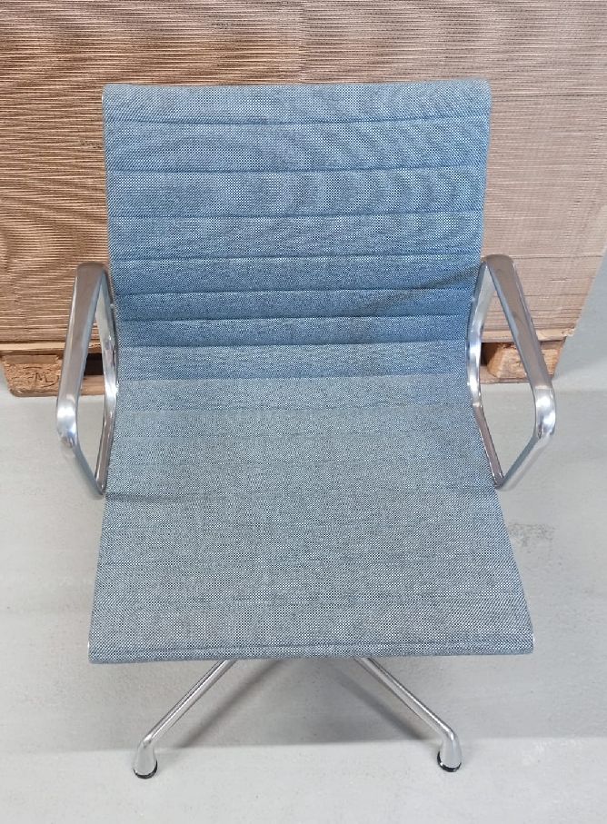 Aluminium Chair EA 103 / EA103 Stuhl EISBLAU/MOORBRAUN Vitra AUSSTELLUNGSSTÜCK