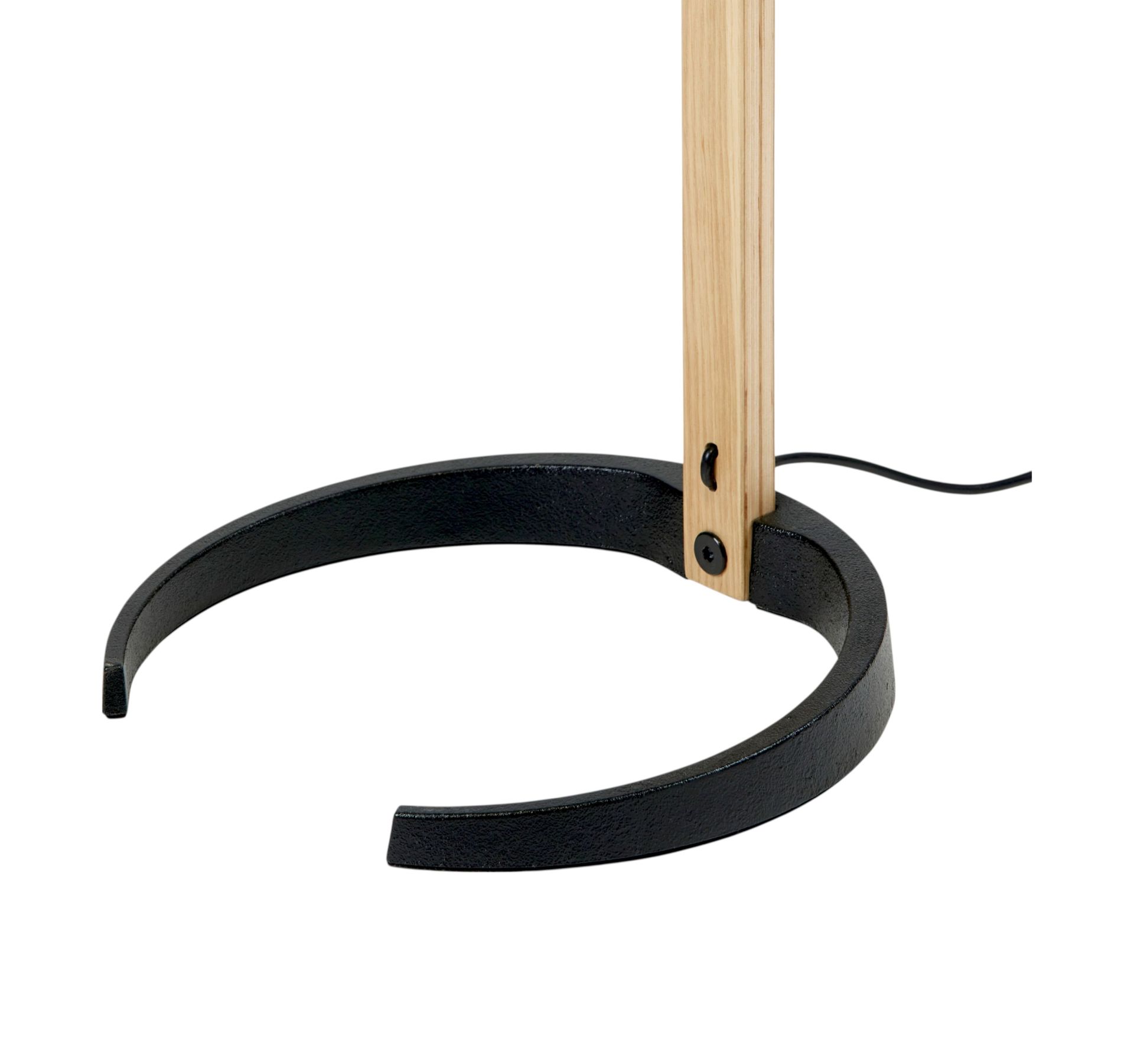 Detailaufnahme der Gubi Timberline Tischleuchte: Schwarzer Metallfuß und Holzständer auf weißem Hintergrund.