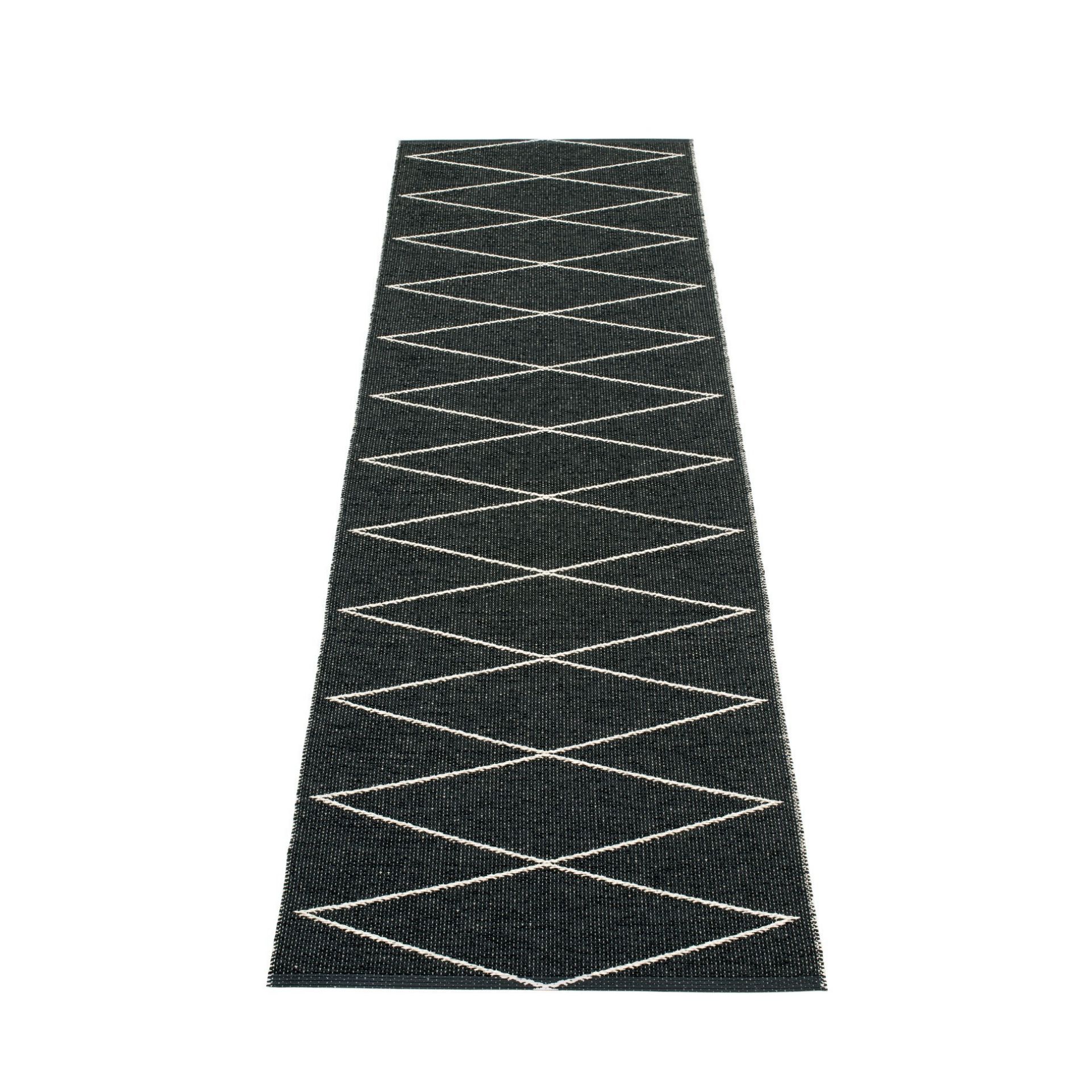 Max Kunststoffteppich von Pappelina, 70x240 cm, schwarz-vanille mit geometrischem Rautenmuster. Robuster Teppich für Innen und Außen.